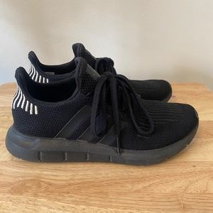 Tennis shoes - Adidas, black